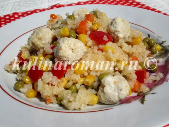 Рис с овощами и куриными шариками под соусом бешамель