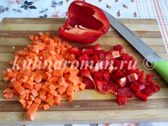 Рис с овощами и куриными шариками под соусом бешамель