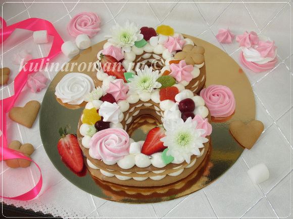 торт украшенный ягодам и конфетами