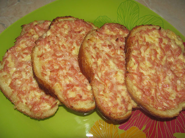 гренки с колбасой и сыром