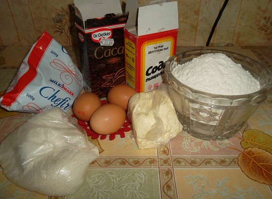 Торт на кефире со сметанным кремом и орехами