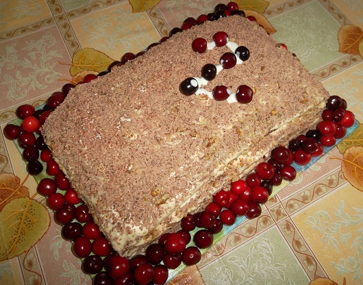 Торт на кефире со сметанным кремом и орехами