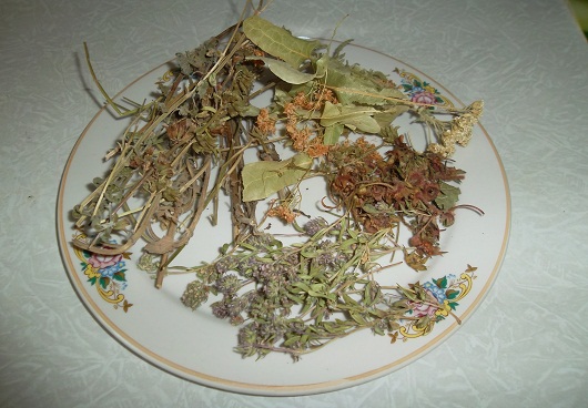 Лечебный травяной чай из липы, чабреца и мелиссы