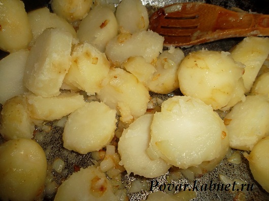 Молодой картофель в сметане с укропом