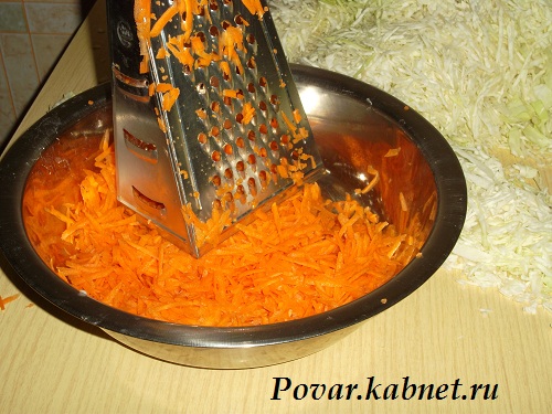 шинкуем морковку для капусты