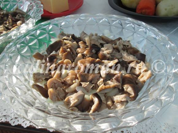 выкладываем грибы на филе с луком
