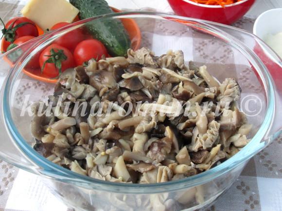 салат с маринованными грибами