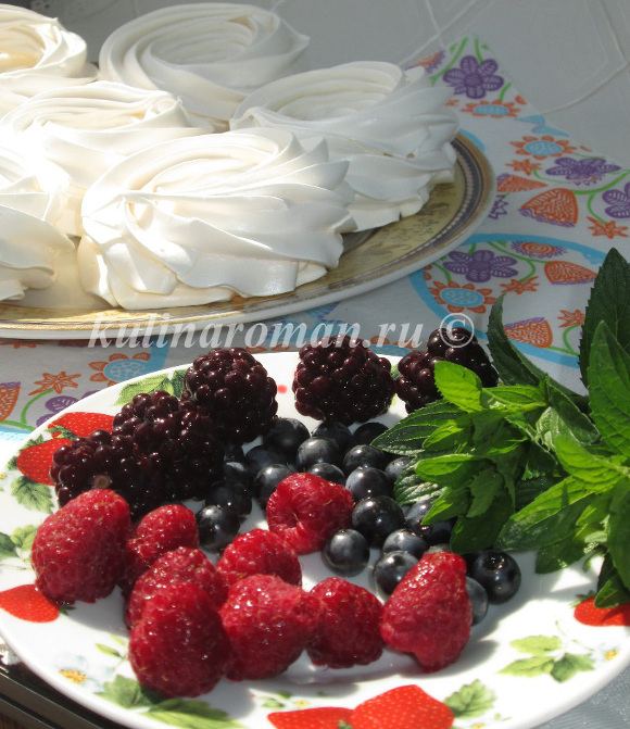 пирожное Павлова с ягодами